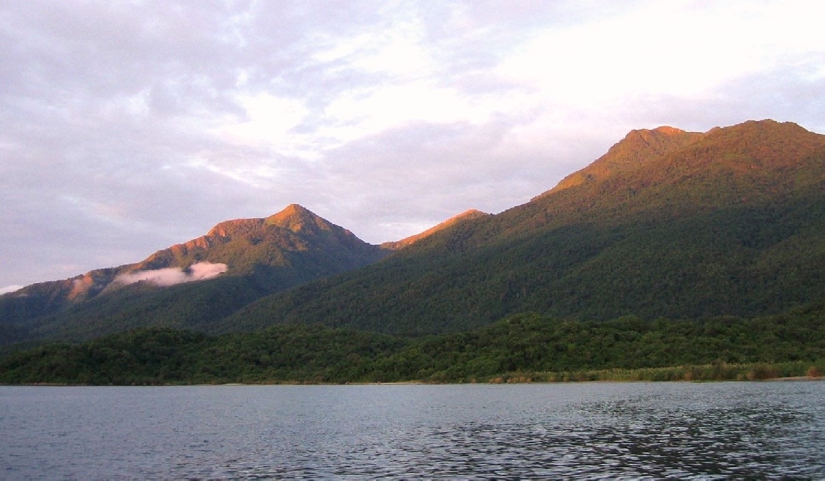 Les montagnes du parc de Mahale et le lac Tanganyika