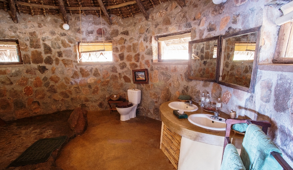 La partie salle de bain d'un chalet du Ruaha River Lodge