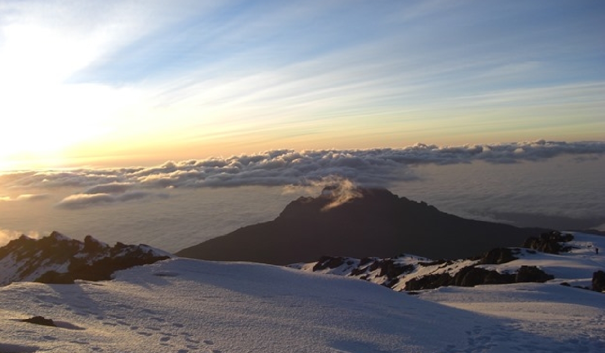 Le jour se lève sur les neiges éternelles du mont Kilimandjaro 