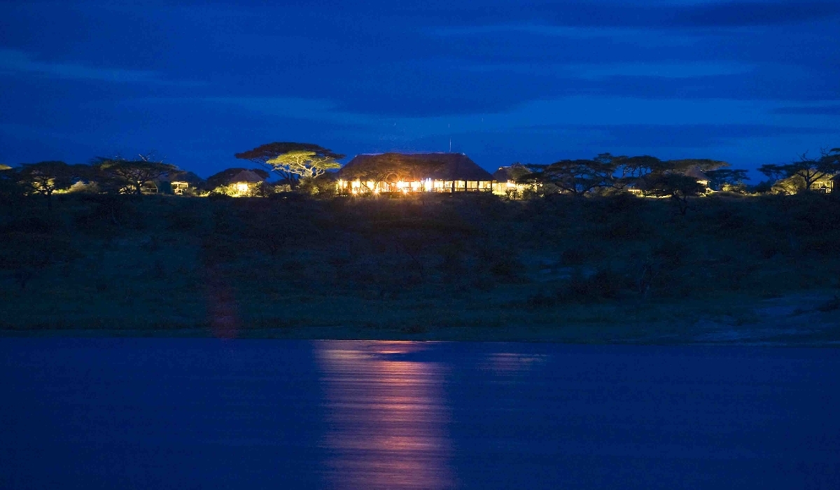 Vue de nuit sur le lake Masek tented Lodge depuis le lac