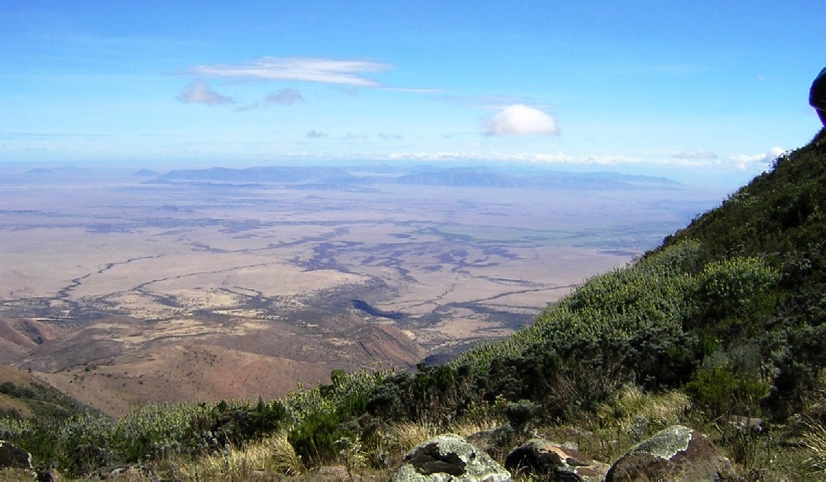 Panorama sur l'ouest du Ngorongoro et au loin le Serengeti