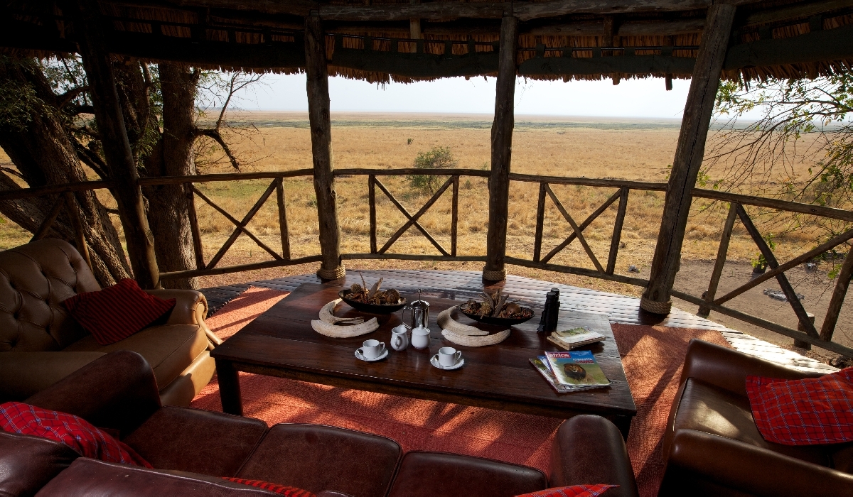 Espace lounge face à la plaine du Katavi Wildlife Camp