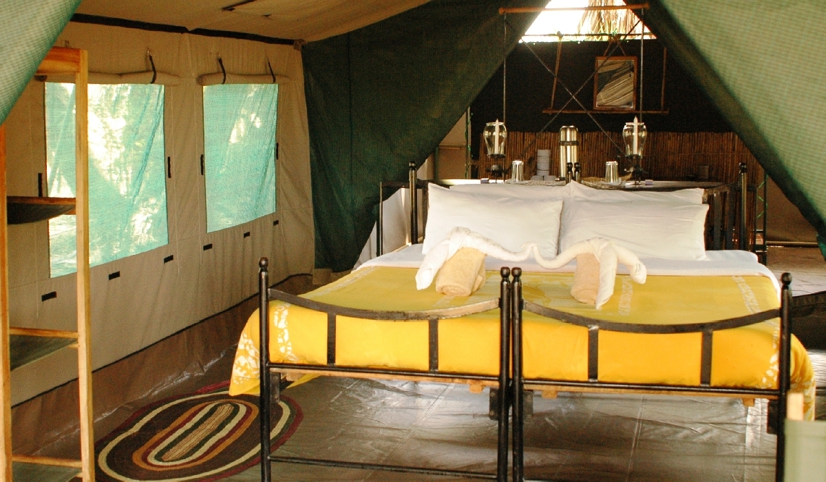 L'intérieur d'une tente au Lake Manze Camp