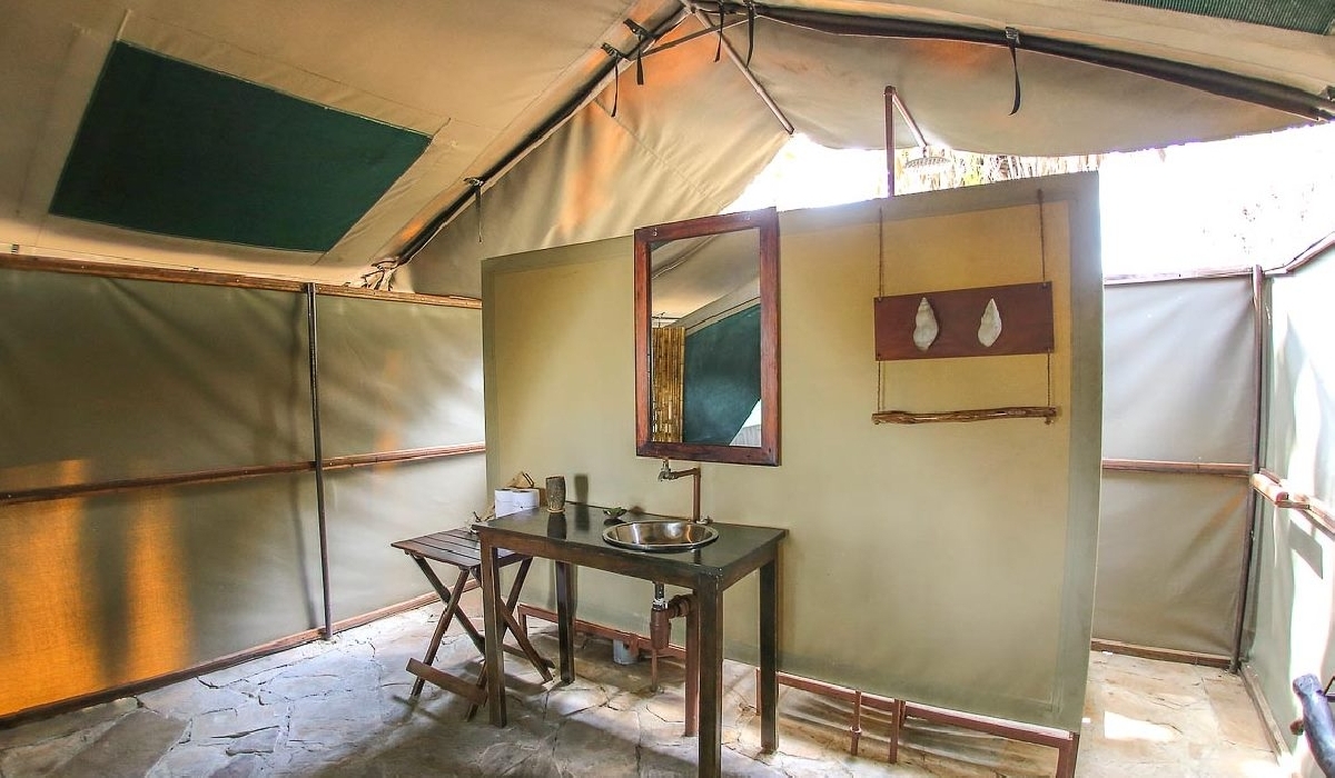 Salle de bain d'une des tentes du Lake Manze Camp
