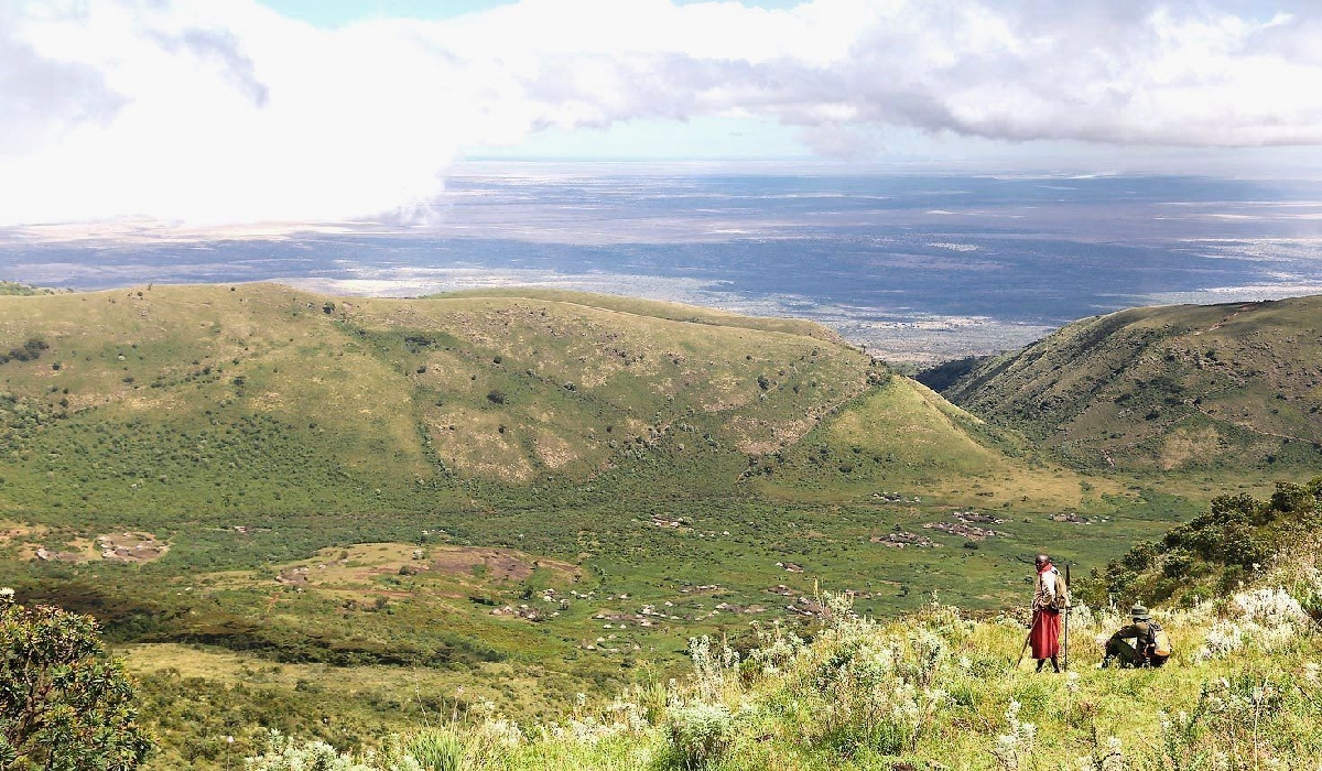 La vallée en contrebas accueille plusieurs villages masaïs inaccessibles autrement qu'à pied
