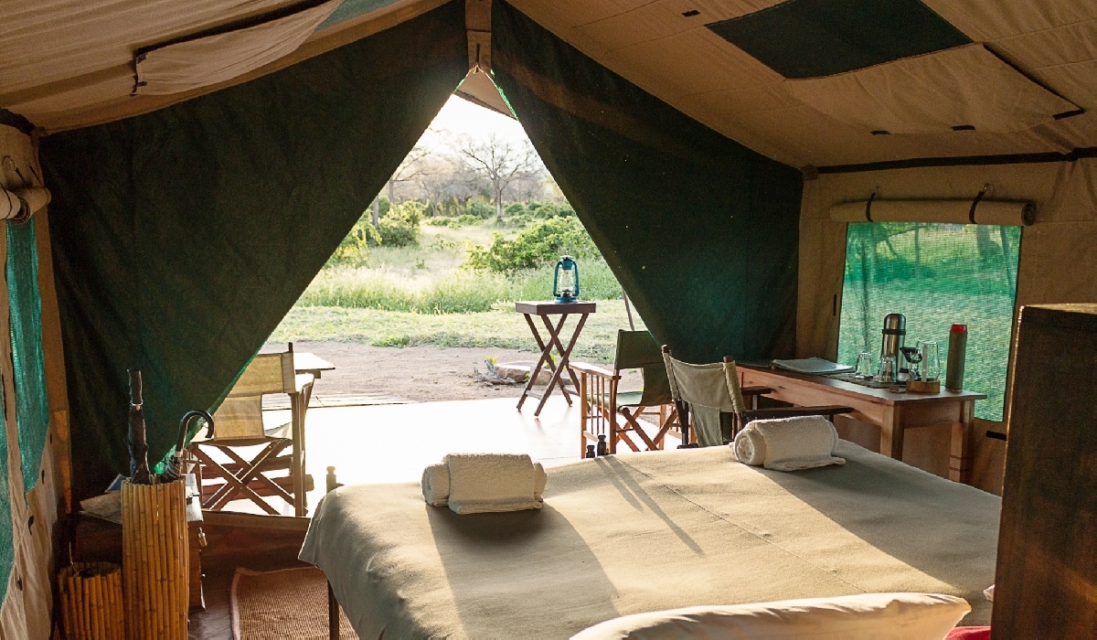 Vue sur la brousse depuis l'intérieur d'une tente du Mdonya River Camp