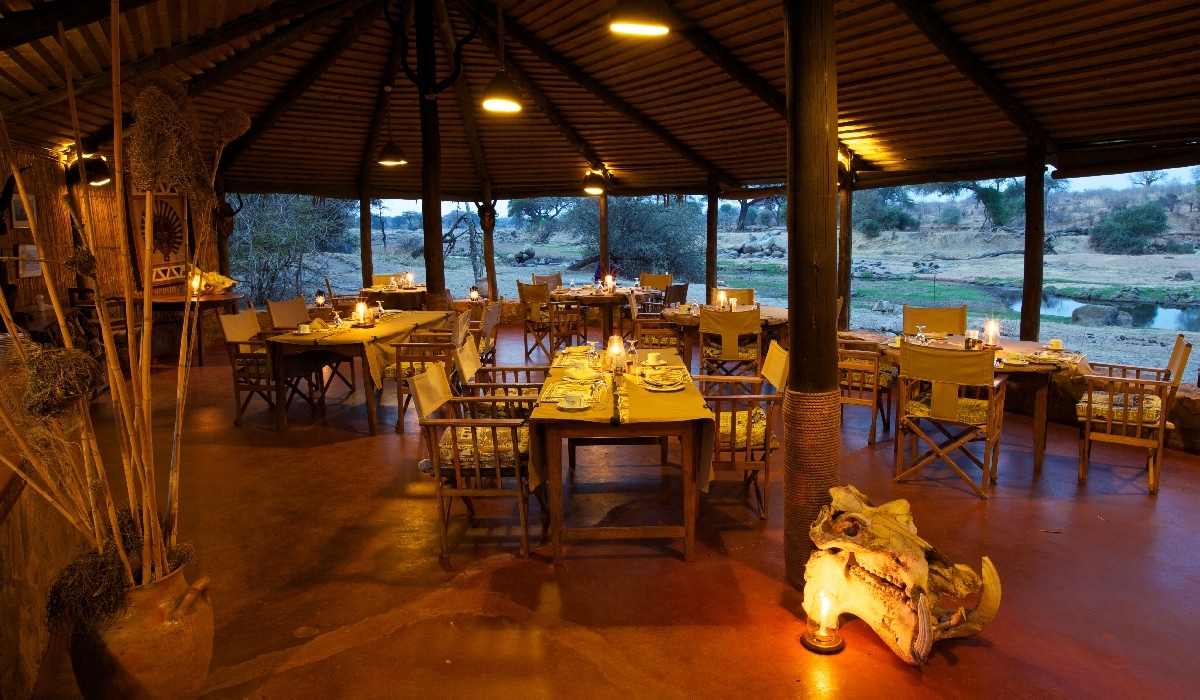 Tables dressées pour le dîner au Ruaha River Lodge