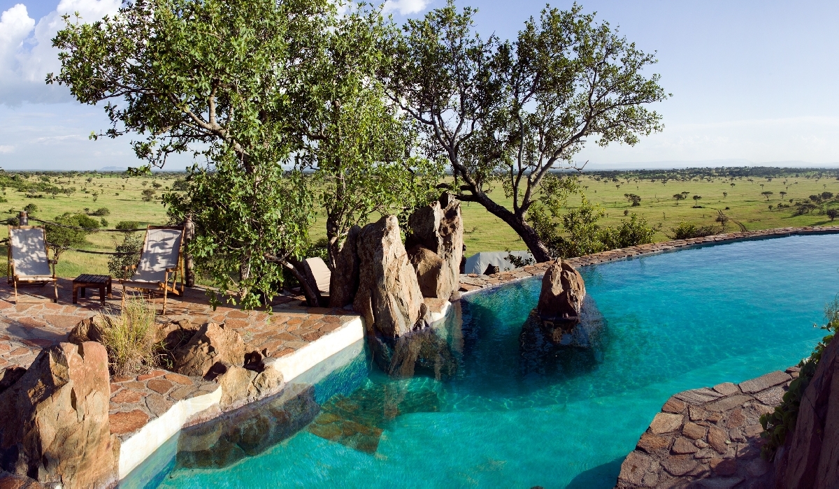 Superbe piscine dominant les plaines du Serengeti au Grumeti Hills