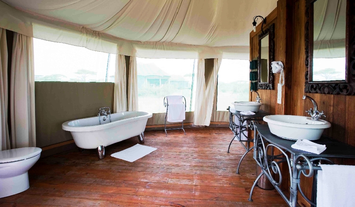 La salle de bain d'une tente du Lake Masek Tented Lodge