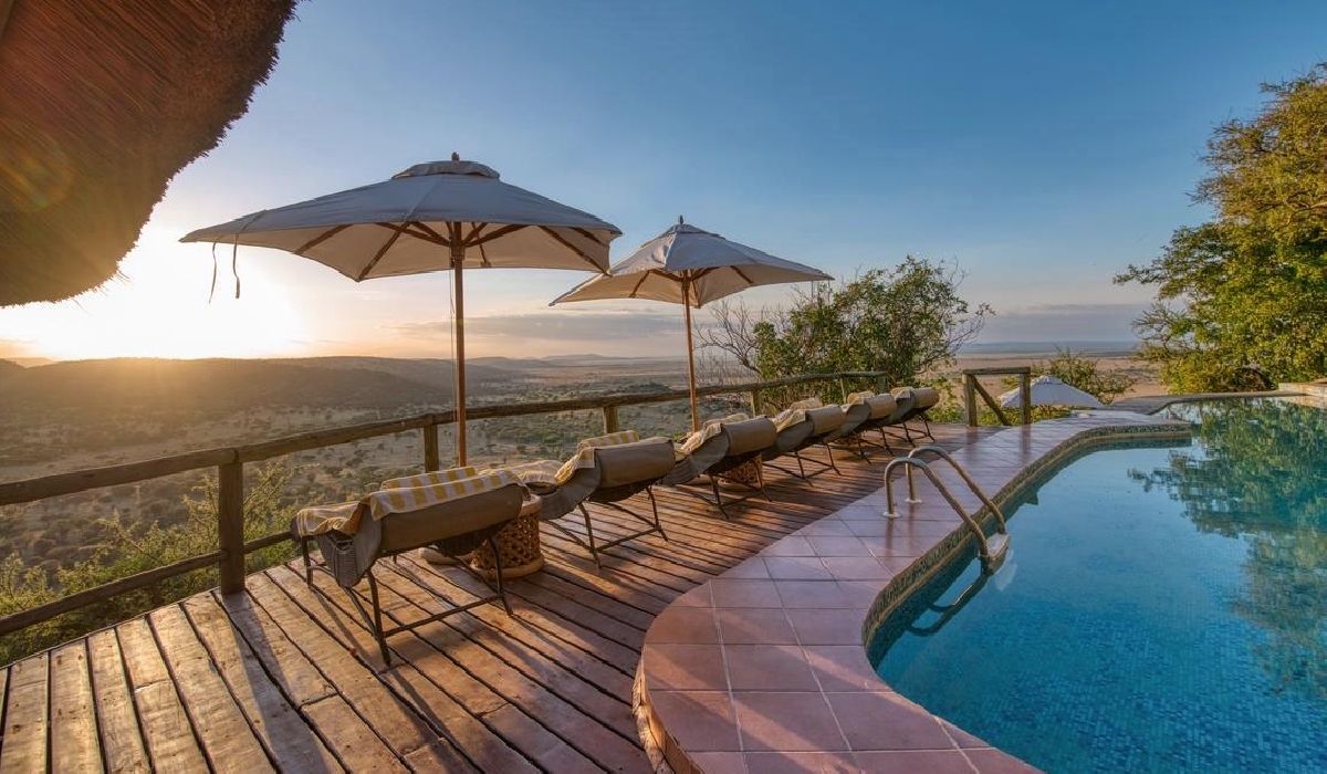 Piscine et terrasse panoramique au Mbali Mbali Soroi