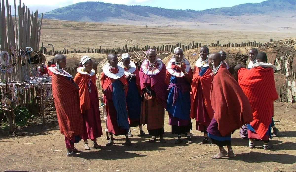 Danse rituelle masaï par les femmes d'un village du Ngorongoro 