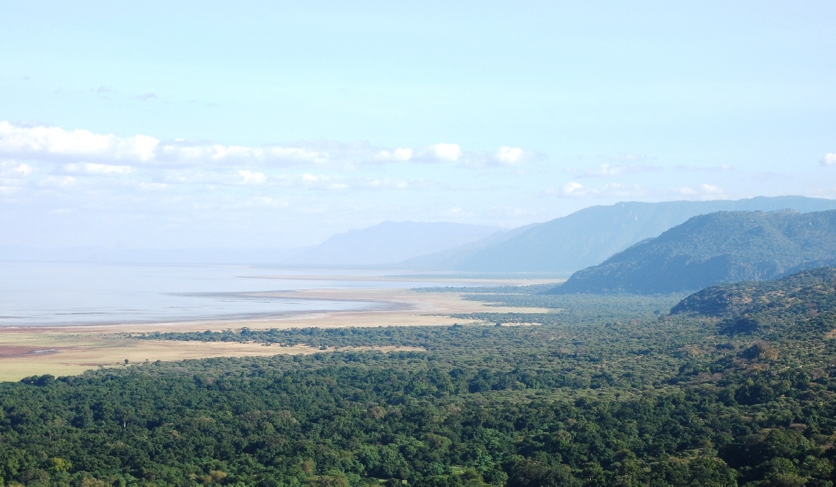 Vue sur le lac Manyara et les falaises de la faille du Rift