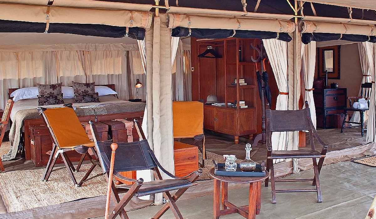 L'intérieur d'une tente du Serengeti Pioneer Camp