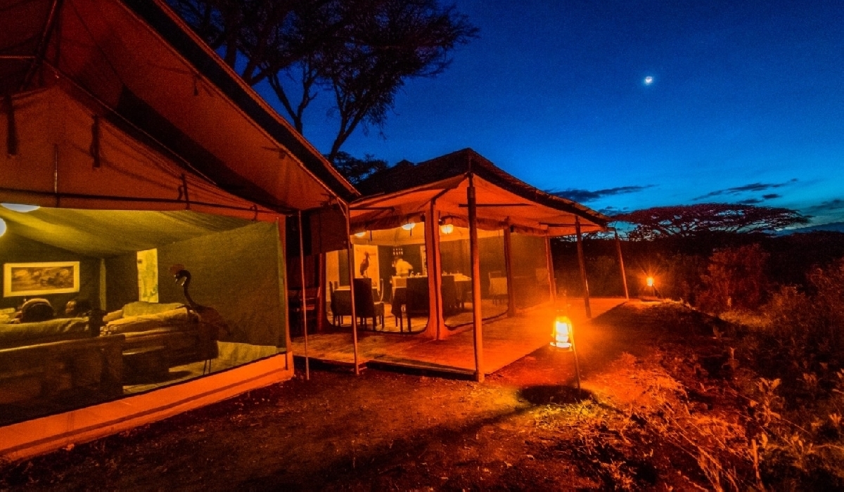 Atmosphère de nuit sur les tentes mess du camp Ang'ata Ngorongoro Crater