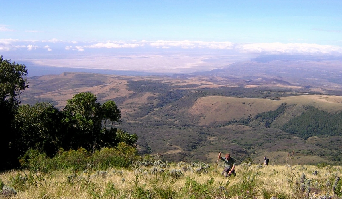Arrivée proche au sommet du mont Lemakarot et panorama sur le Ngorongoro
